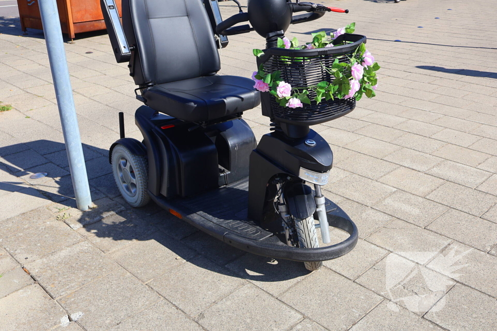 Automobilist botst op scootmobiel