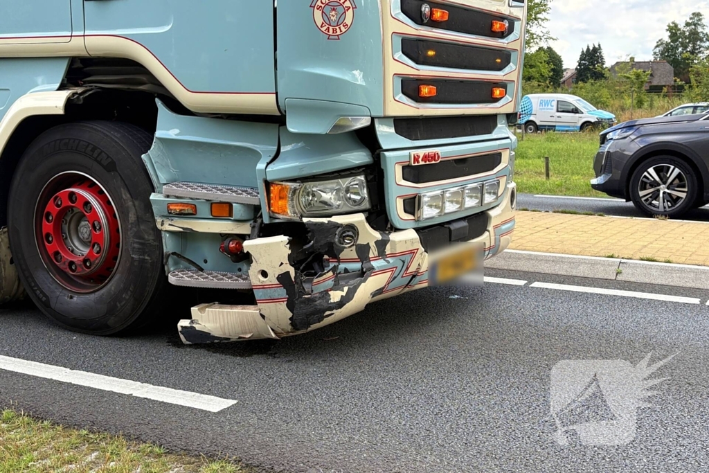 Aanrijding vrachtwagen en auto