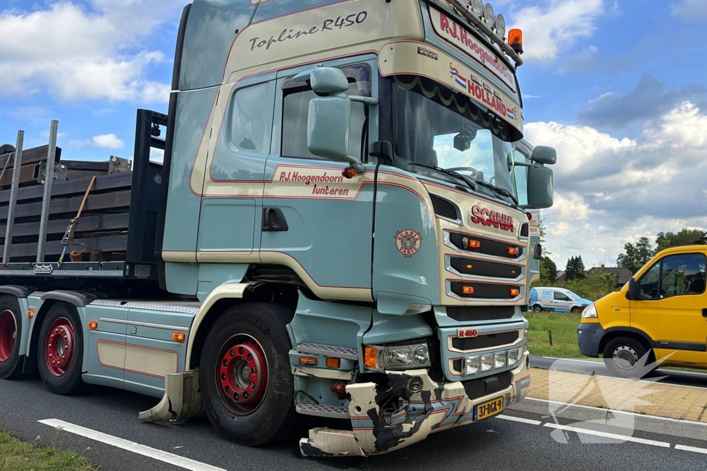 Aanrijding vrachtwagen en auto