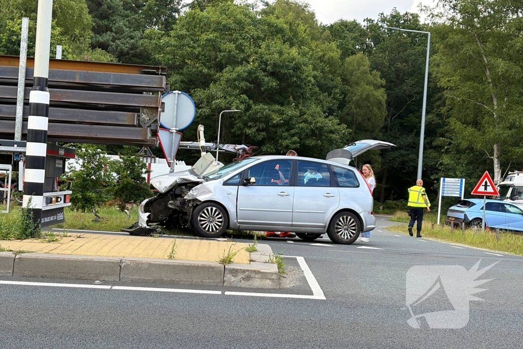 Aanrijding vrachtwagen en auto