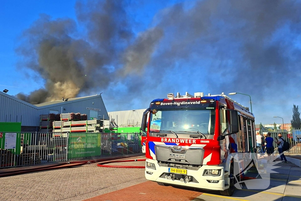 Zeer grote brand op industriegebied