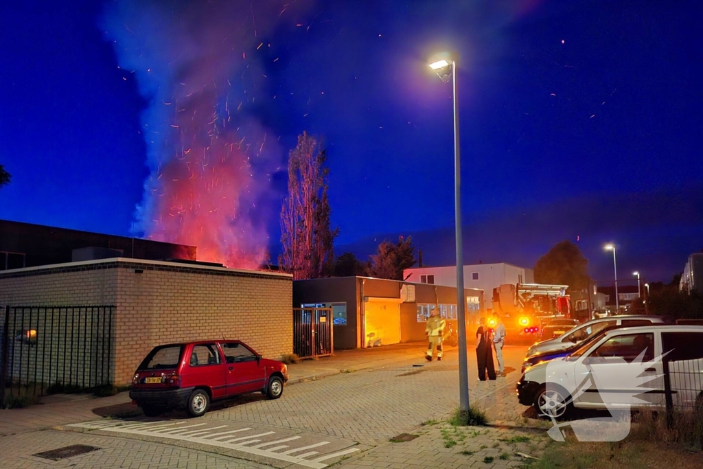 Hoogwerker ingezet bij brand bijgebouw