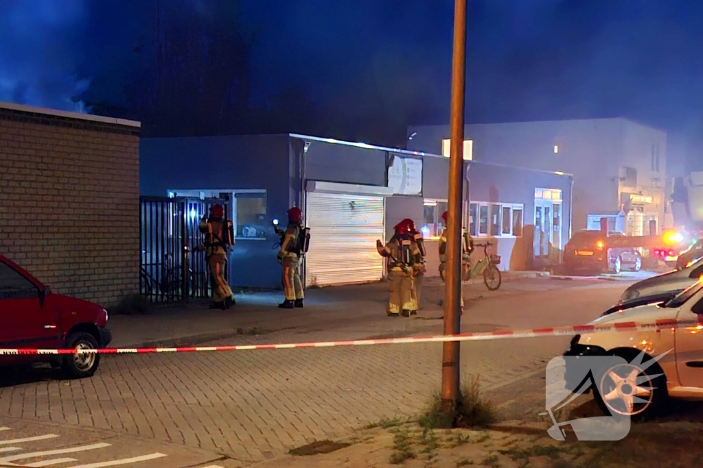 Hoogwerker ingezet bij brand bijgebouw