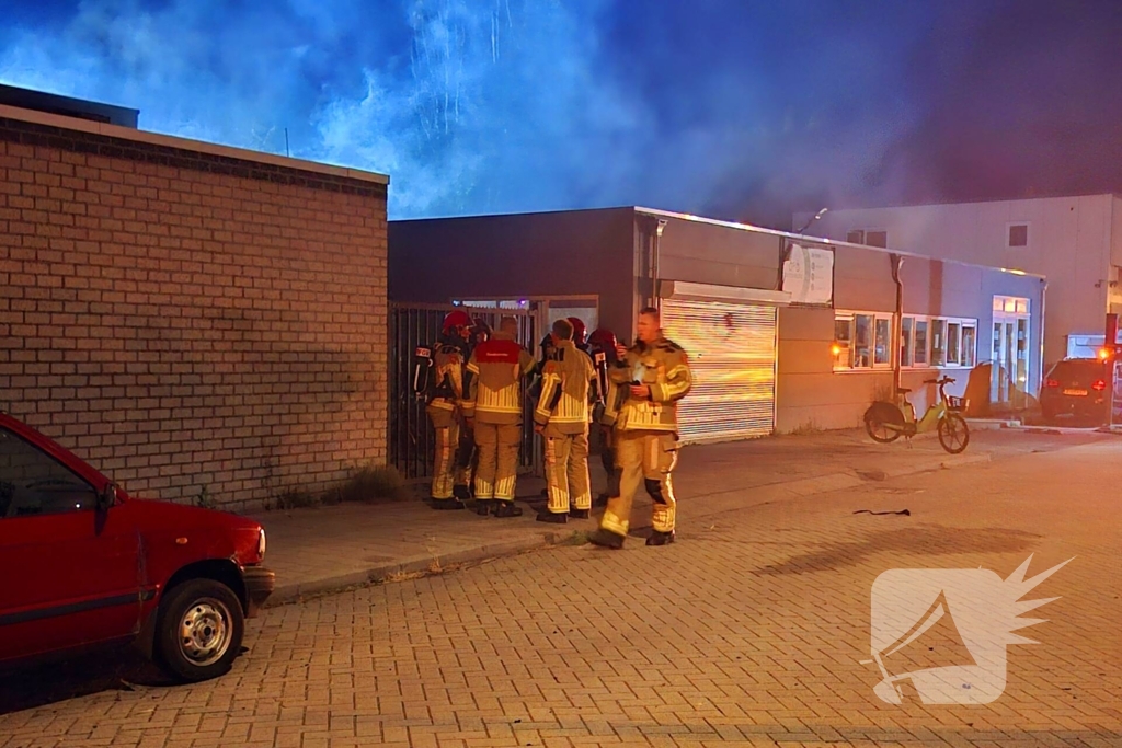 Hoogwerker ingezet bij brand bijgebouw