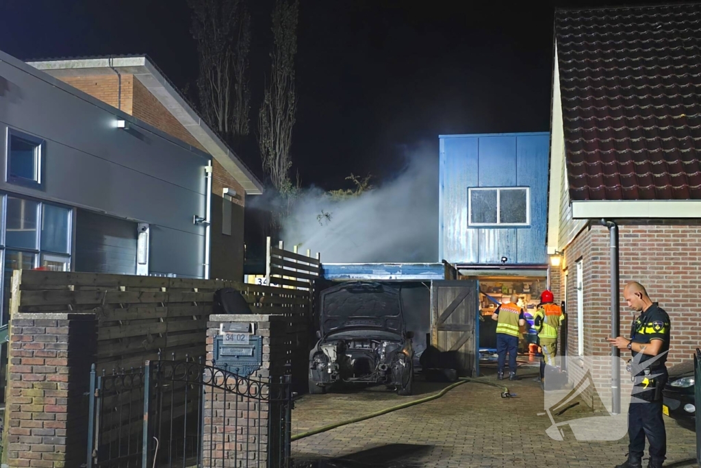 Hoogwerker ingezet bij brand bijgebouw