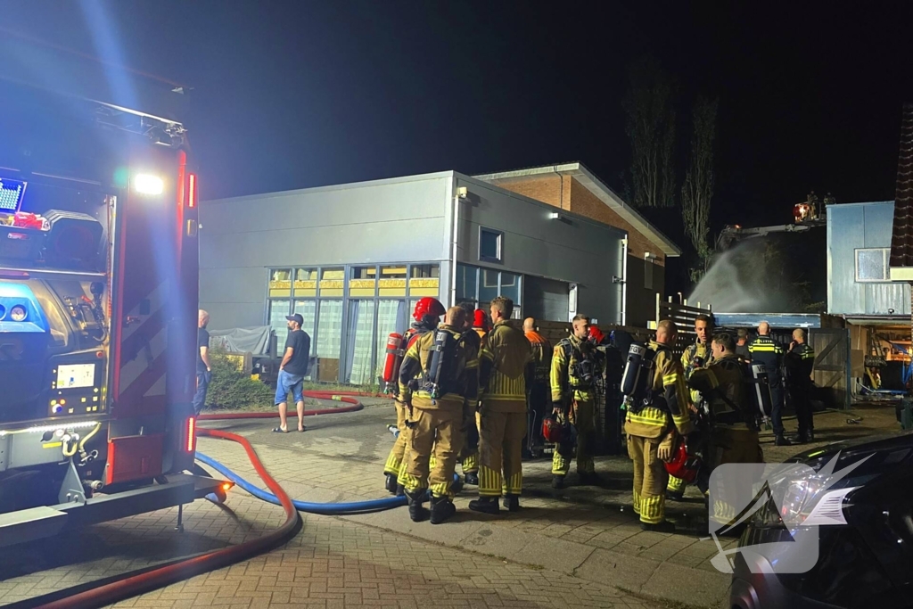 Hoogwerker ingezet bij brand bijgebouw