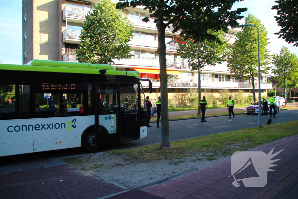 Zwaargewonde bij aanrijding met lijnbus