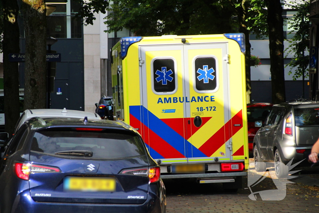 Twee scooterrijders gecontroleerd na botsing