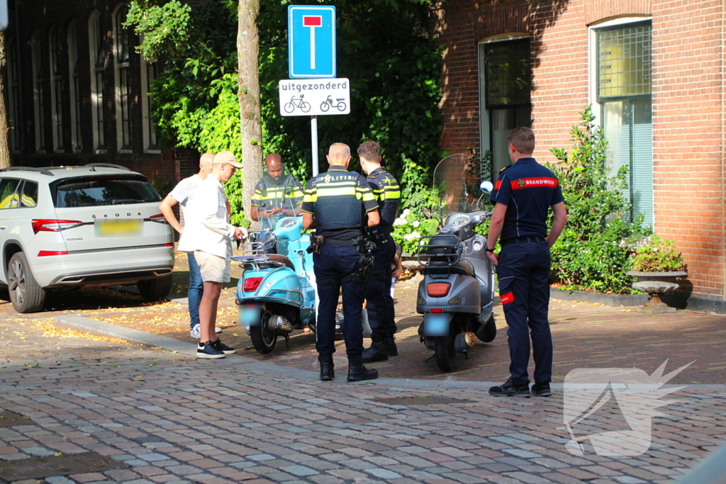 Twee scooterrijders gecontroleerd na botsing