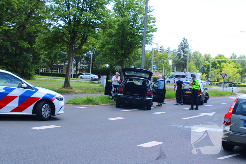 Auto's beschadigd in aanrijding