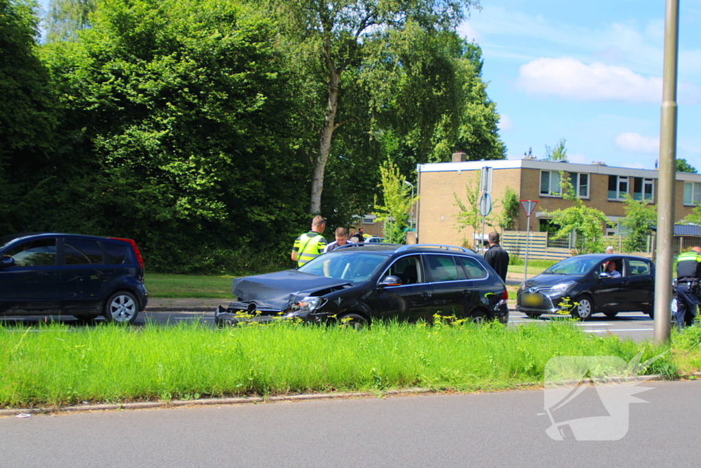 Auto's beschadigd in aanrijding