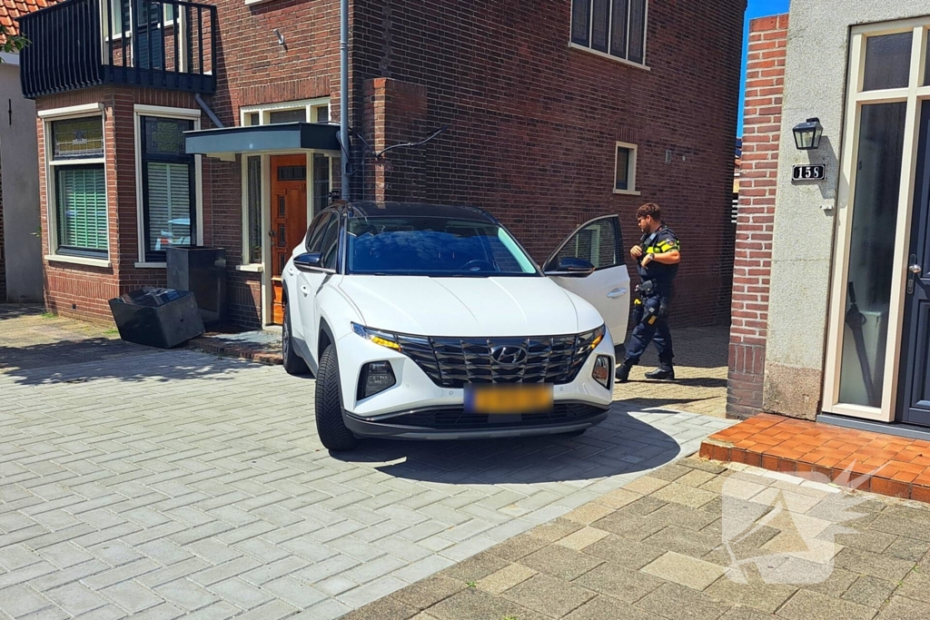 Auto rijdt achteruit tegen woning