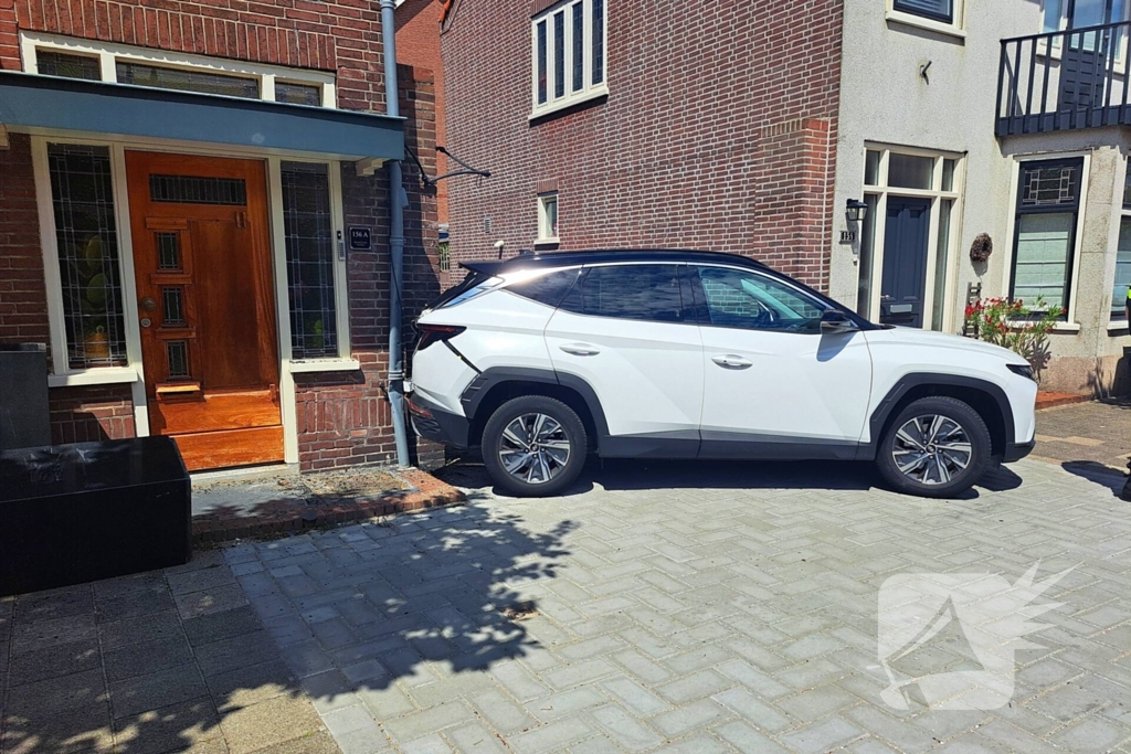 Auto rijdt achteruit tegen woning