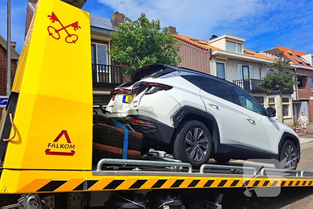 Auto rijdt achteruit tegen woning