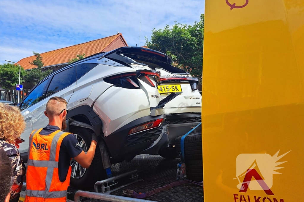 Auto rijdt achteruit tegen woning