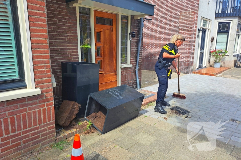 Auto rijdt achteruit tegen woning
