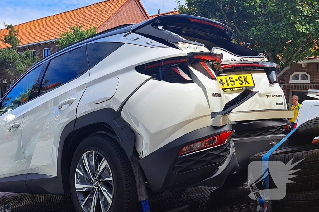 Auto rijdt achteruit tegen woning