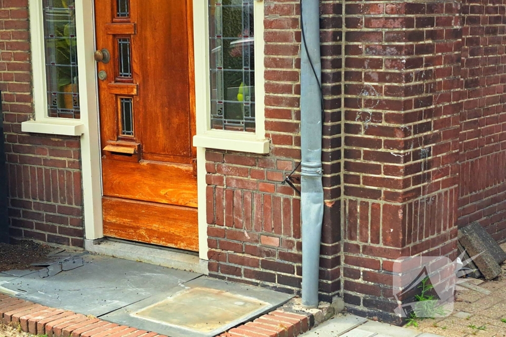 Auto rijdt achteruit tegen woning