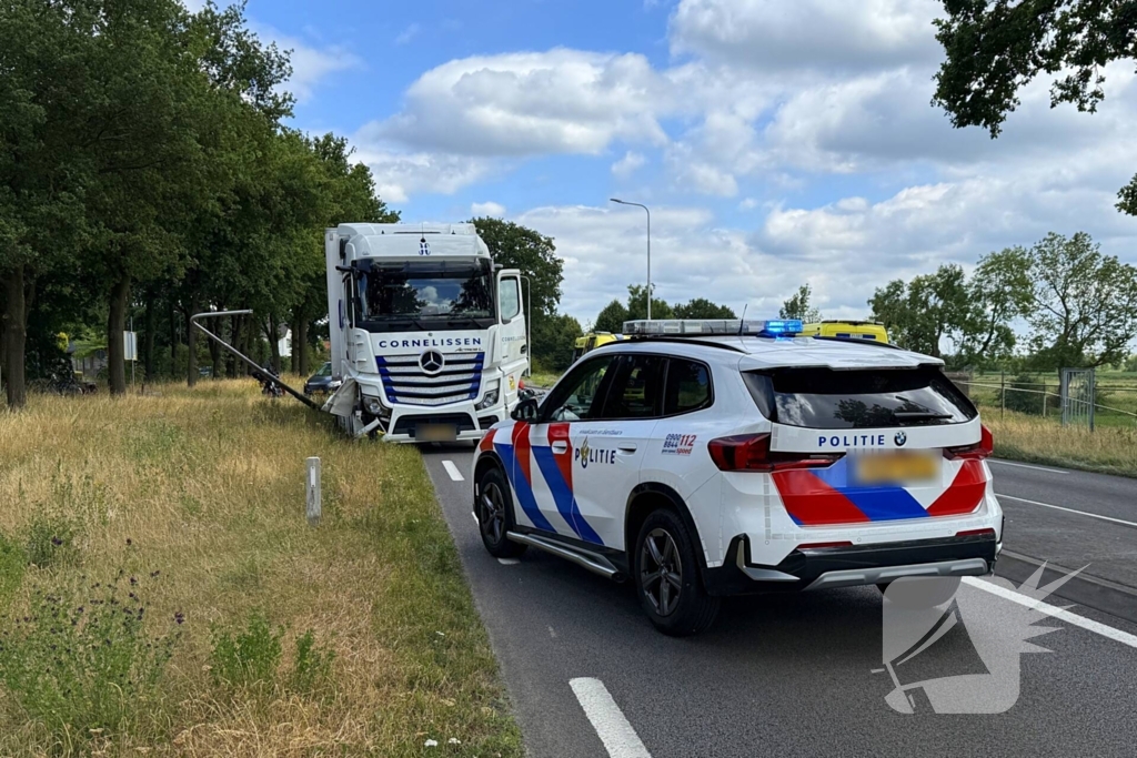 Botsing met vrachtwagen leidt tot zwaargewonde