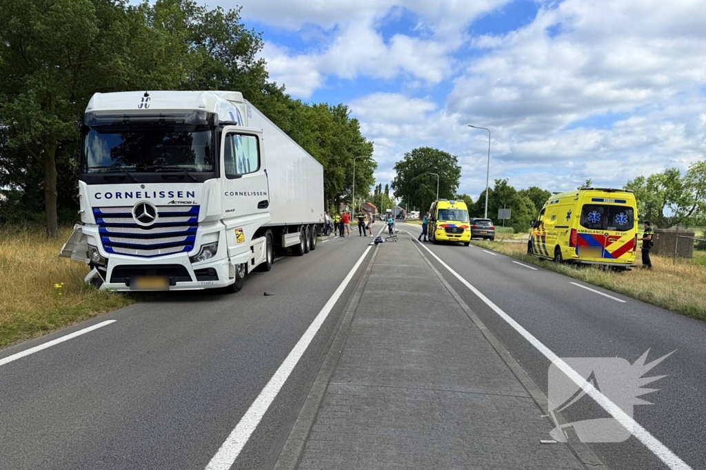 Botsing met vrachtwagen leidt tot zwaargewonde