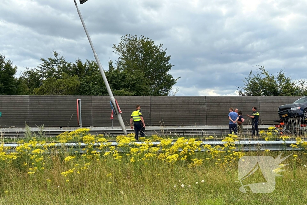 Auto botst tegen lantaarnpaal