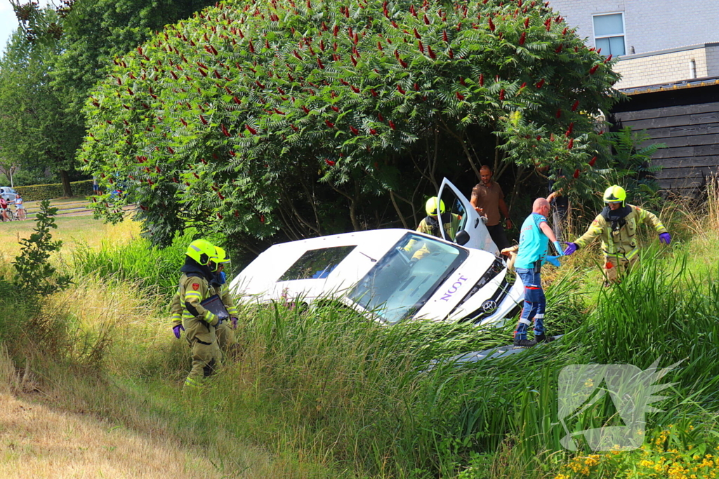 Bestelbus belandt in sloot na botsing