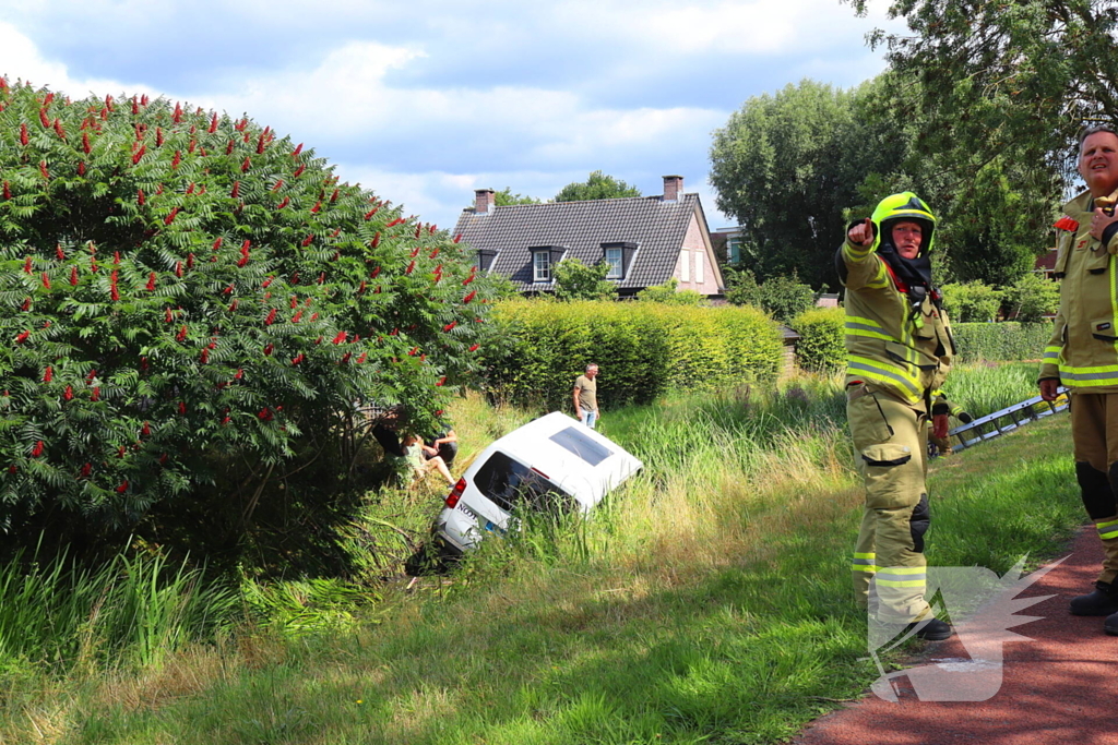 Bestelbus belandt in sloot na botsing