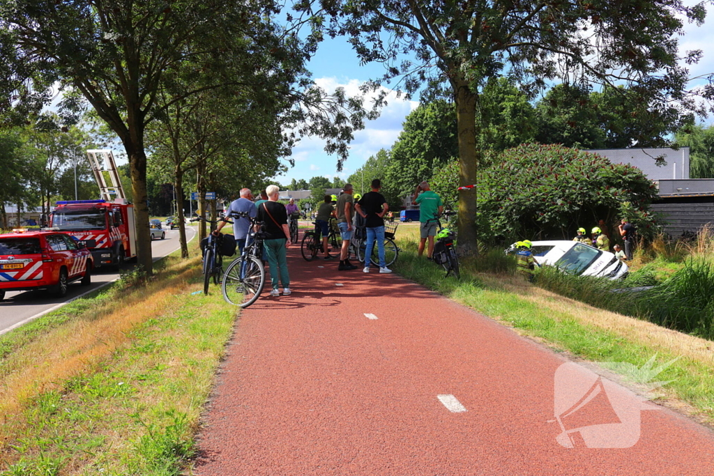 Bestelbus belandt in sloot na botsing