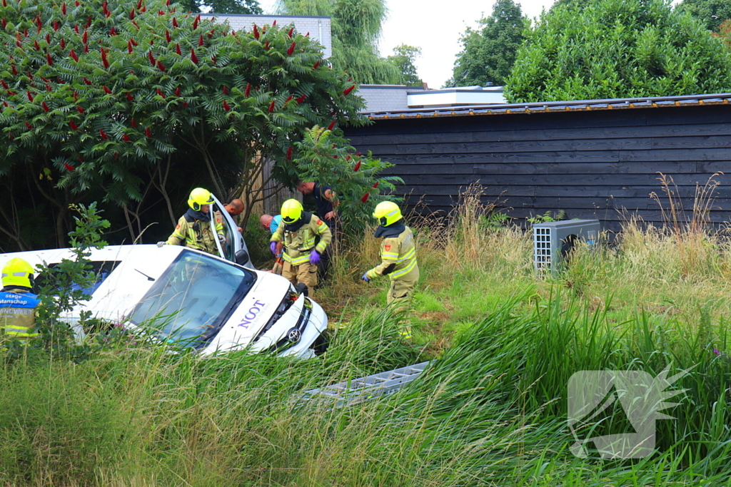 Bestelbus belandt in sloot na botsing