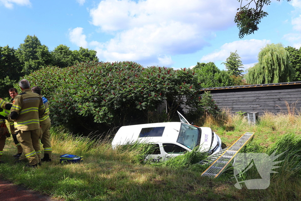 Bestelbus belandt in sloot na botsing