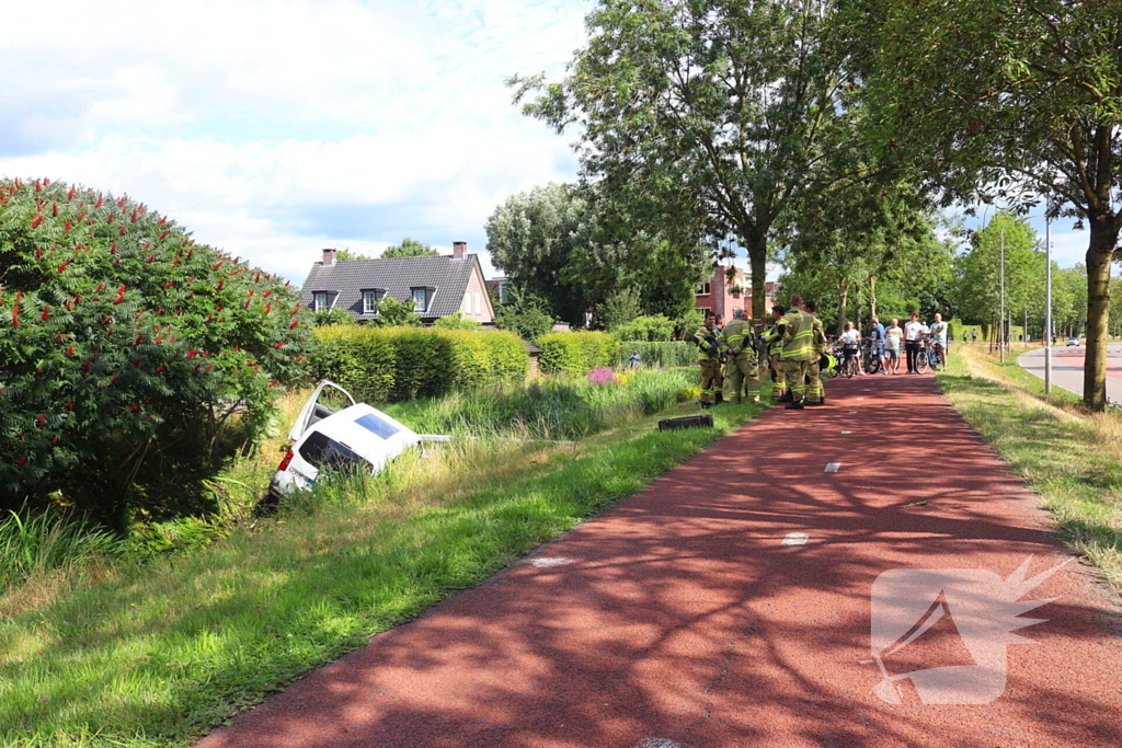 Bestelbus belandt in sloot na botsing