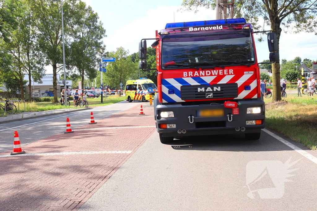 Bestelbus belandt in sloot na botsing