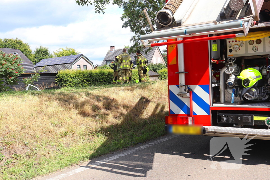 Bestelbus belandt in sloot na botsing
