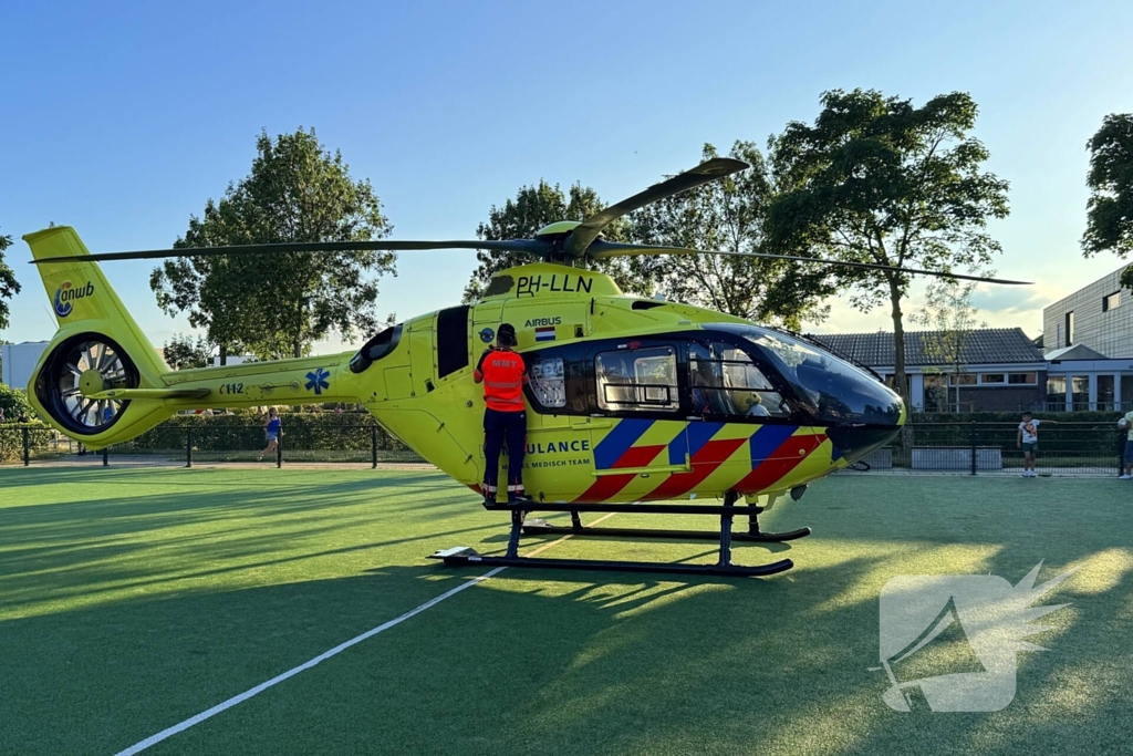Traumahelikopter landt op voetbalveldje