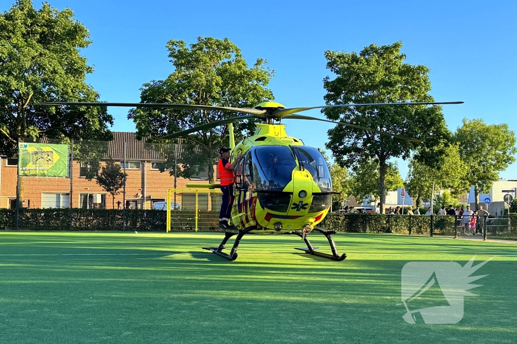Traumahelikopter landt op voetbalveldje