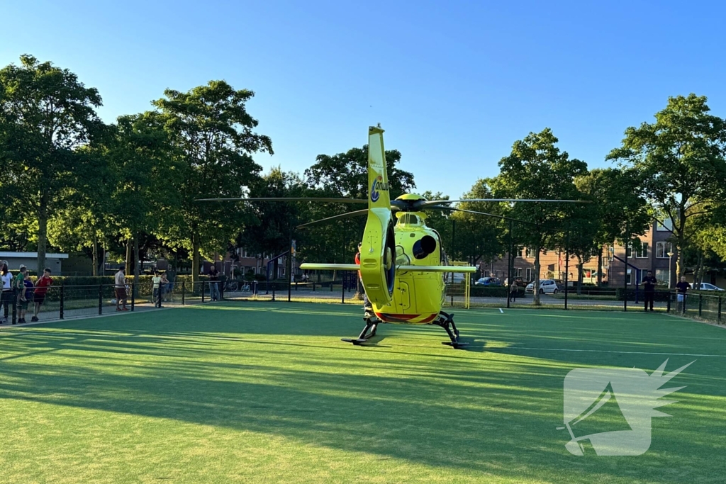 Traumahelikopter landt op voetbalveldje