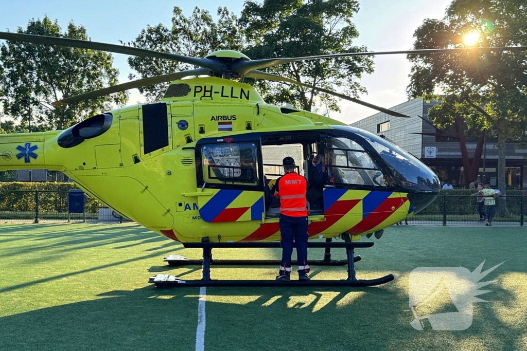 Traumahelikopter landt op voetbalveldje