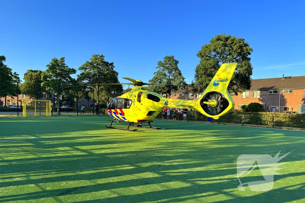 Traumahelikopter landt op voetbalveldje