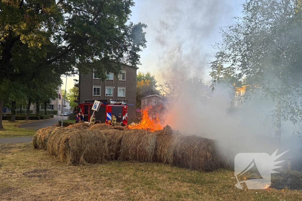 Flink aantal hooibalen in brand