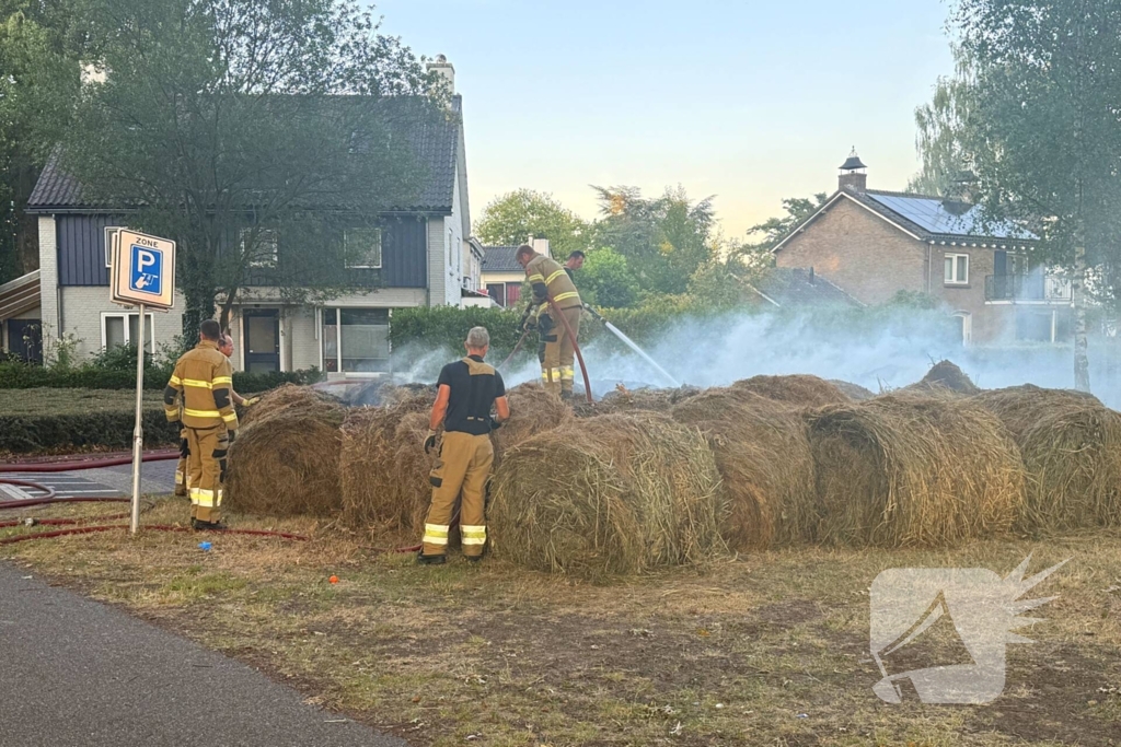 Flink aantal hooibalen in brand