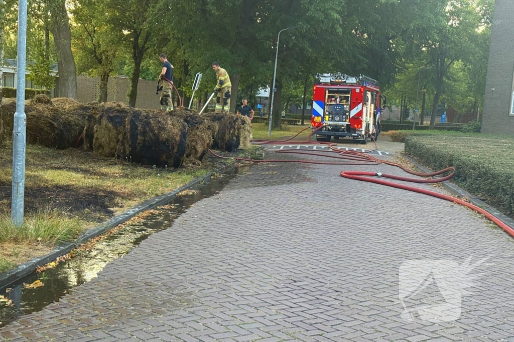 Flink aantal hooibalen in brand