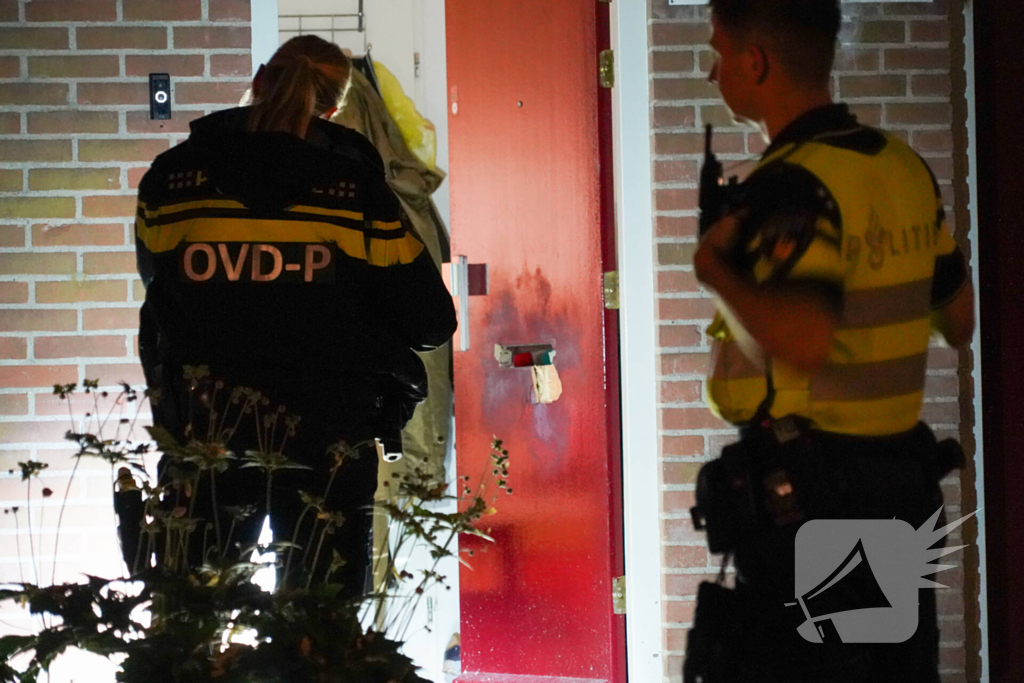 Voordeur van woning beschadigd na explosie