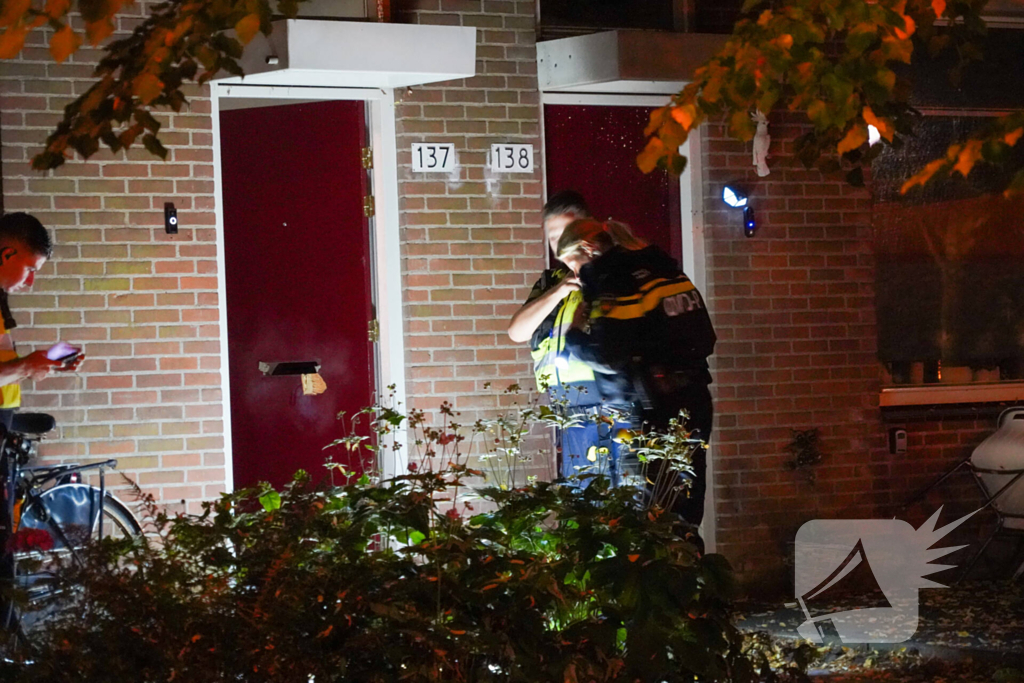 Voordeur van woning beschadigd na explosie