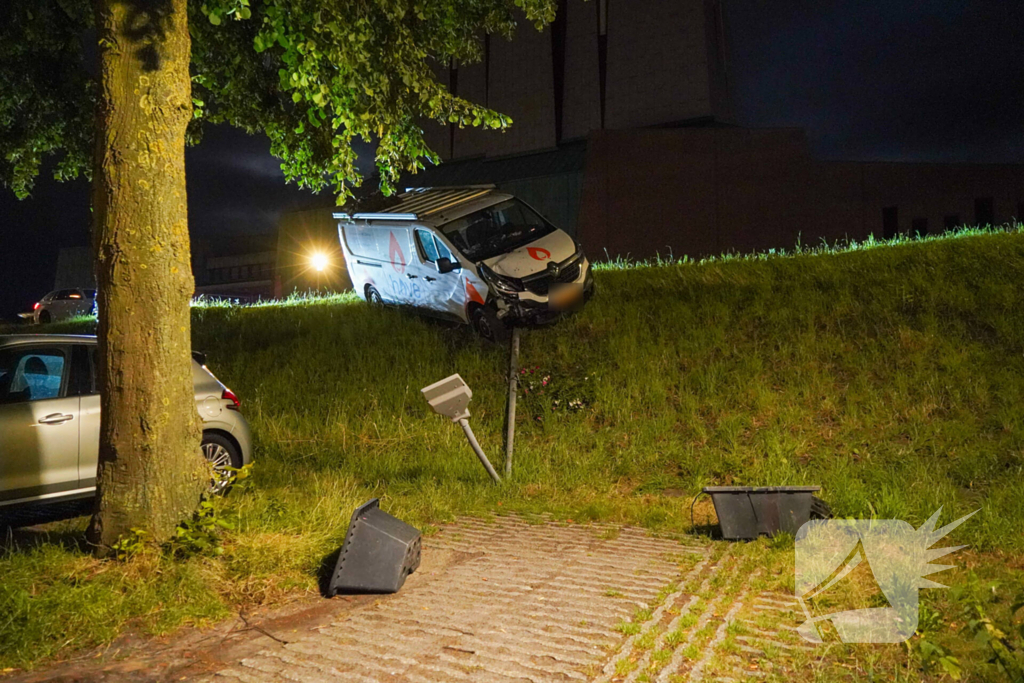 Bus beschadigd door uitwijken