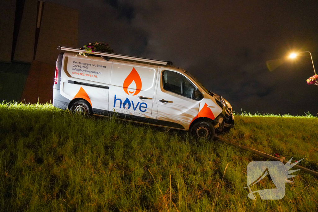 Bus beschadigd door uitwijken