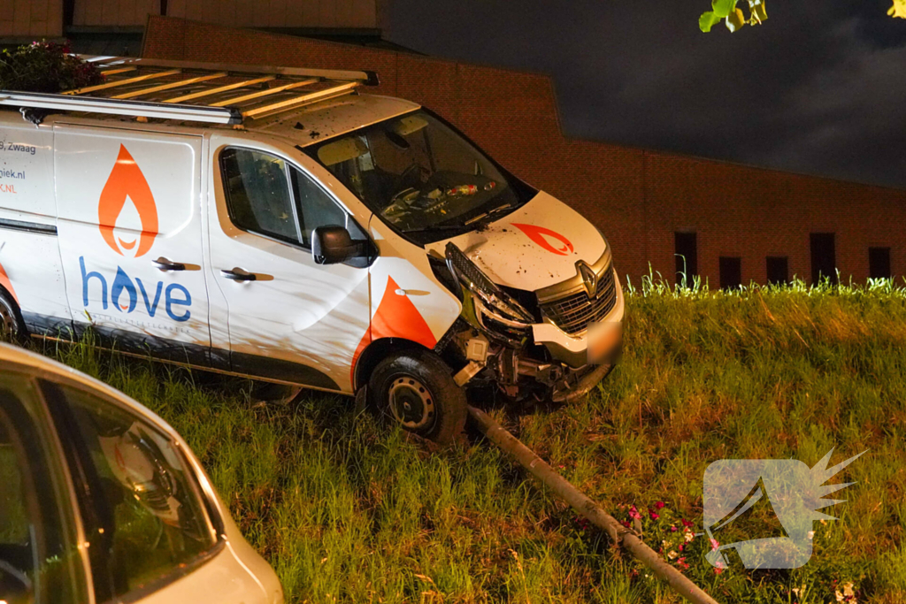 Bus beschadigd door uitwijken