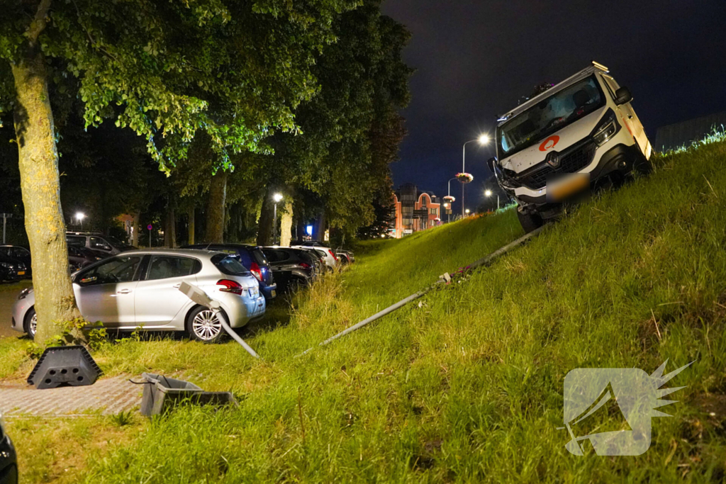 Bus beschadigd door uitwijken