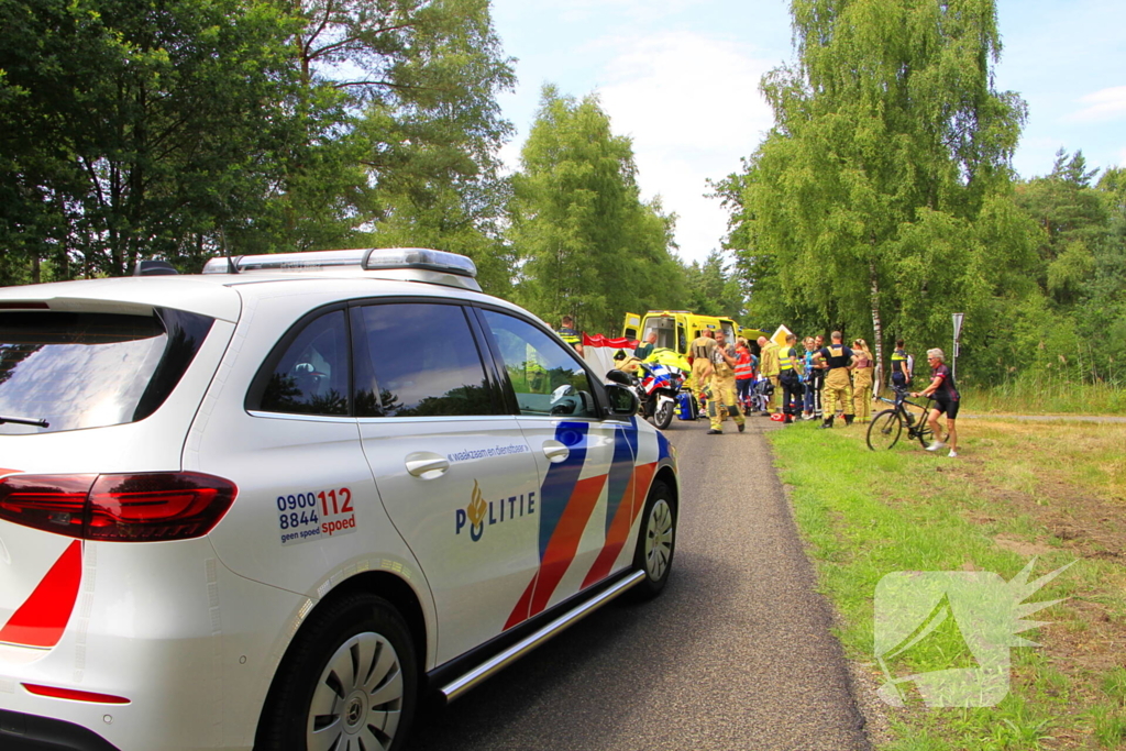 Wielrenner zwaargewond bij aanrijding, zoekactie naar bestuurder