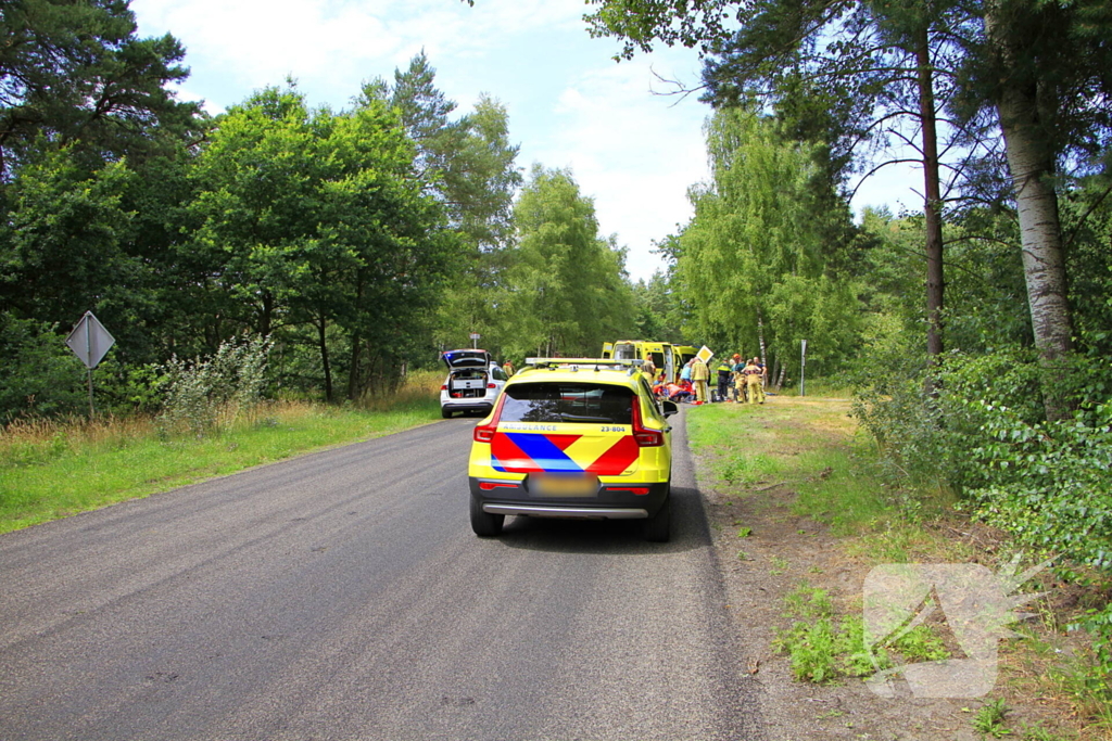 Wielrenner zwaargewond bij aanrijding, zoekactie naar bestuurder