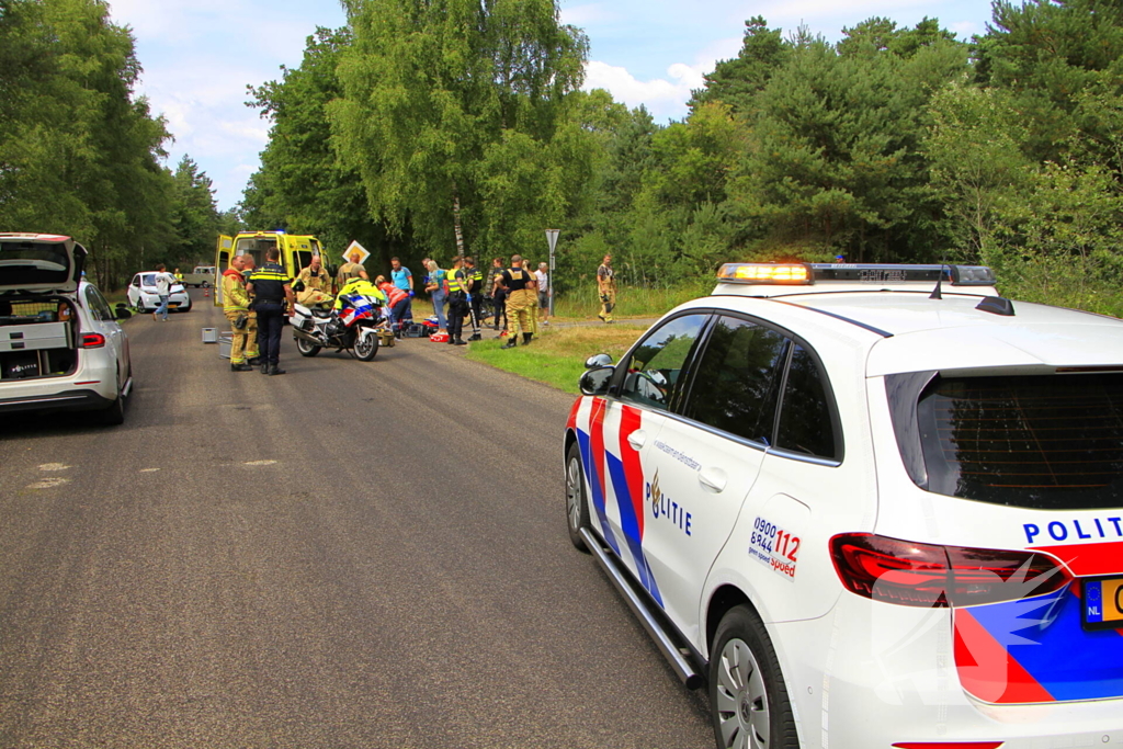 Wielrenner zwaargewond bij aanrijding, zoekactie naar bestuurder